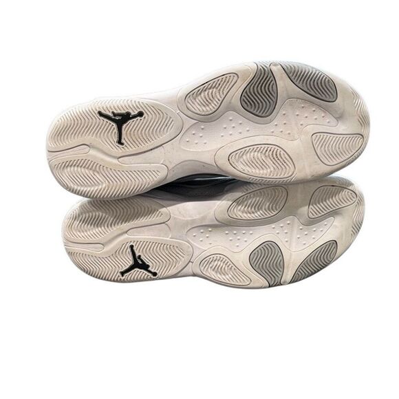 Jordan Max Aura 4. Gray. Size 13 - Picture 8 of 9